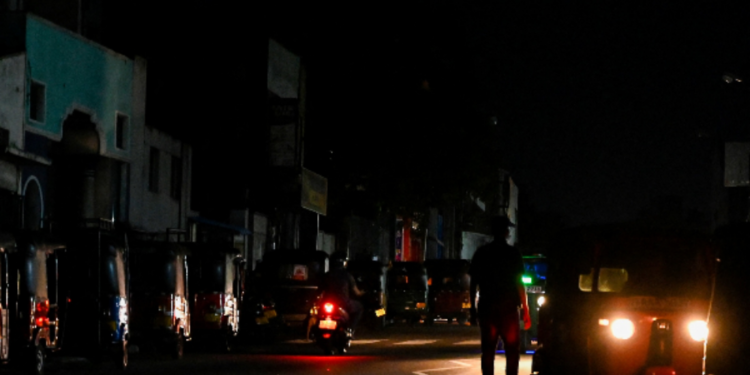 இருளில் மூழ்கிய இரத்தினபுரி!