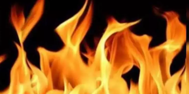 யாழில் மோட்டார் சைக்கிளுக்கு தீ வைத்த வன்முறைக் கும்பல்!