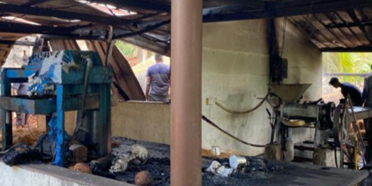 கிளிநொச்சியில் எரிந்து சாம்பலான தும்பு தொழிற்சாலை!