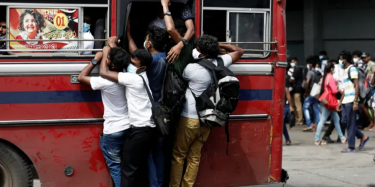 யாழில் பேருந்தில் பெண்களிடம் அத்துமீறிய இளைஞர்கள் பொலிசாரால் கைது!