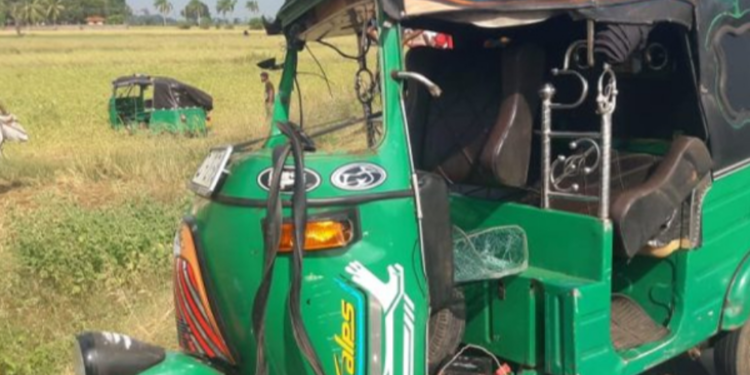 நேருக்கு நேர் மோதிய  முச்சக்கர வண்டிகள்!