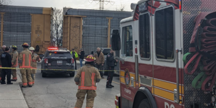 கனடாவில் தொடரூந்துடன் மோதிய வாகனம்!