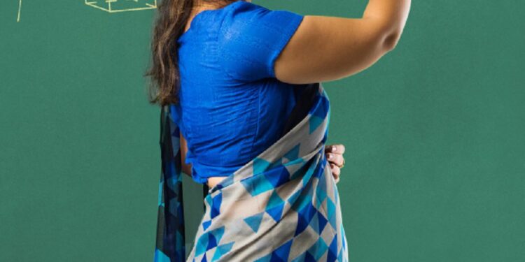 தமிழர் பாடசாலையில் தீக்குளிக்க முற்பட்ட ஆசிரியை!