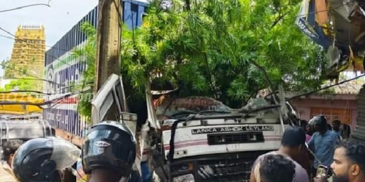 யாழ் நல்லூர் பகுதியில் கடைக்குள் நுழைந்த லொறி!