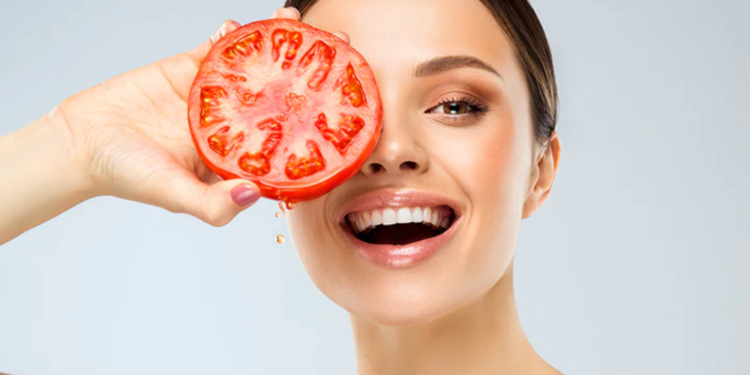 முகத்தை தங்கம் போன்று ஜொலிக்க வைக்கும்  Tomato Face Pack