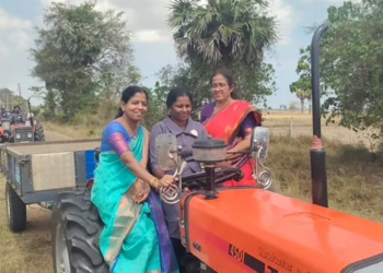 கிளிநொச்சியில் உழவு இயந்திரம் செலுத்தி சாதனை படைத்த பெண்கள்