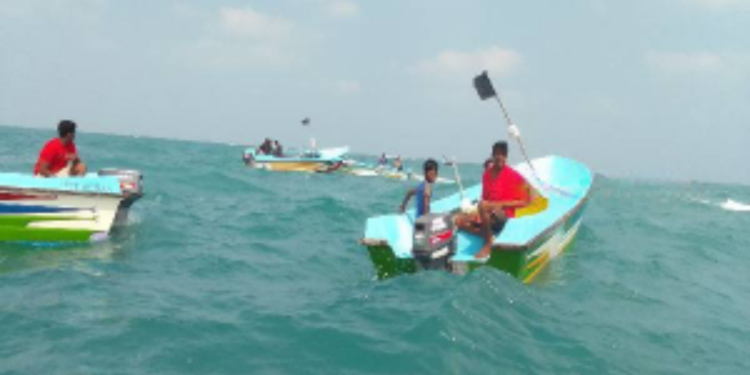 இலங்கை கடற்பரப்பில் அத்துமீறும் இந்திய மீனவர்கள் வருகையை கண்டித்து கடலில் கறுப்புக் கொடியுடன் போராட்டம் முன்னெடுப்பு!