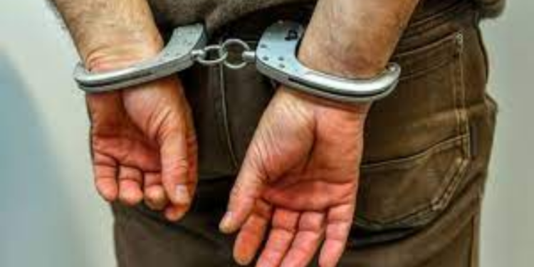 பேஸ்புக் பயன்படுத்தும் இளம் பெண்களின் கணக்குகளுக்குள் நுழைந்த இளைஞன் கைது!