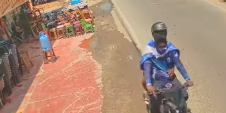 யாழில் வீதியில் தடுமாறி விழுந்த பெண்கள்