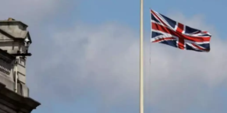 அரைக் கம்பத்தில் பறந்த பிரித்தானியா தேசிய கொடியால் பரபரப்பு