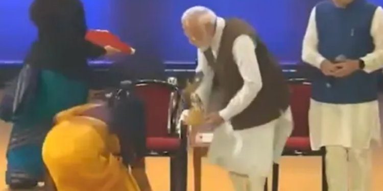 தமிழக பெண்ணின் காலை தொட்டு வணங்கிய மோடி