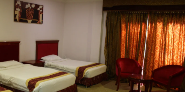 யாழில் பொலிசாரால் சுற்றிவளைக்கப்பட்ட விடுதி!