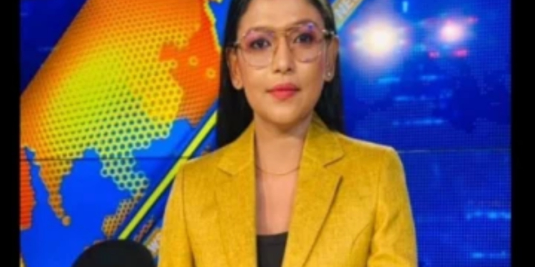 சிங்கள மொழி தொலைக்காட்சியில் செய்தி  வாசிக்கும் தமிழ் பெண்!