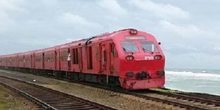 ரயில் முன் பாய்ந்து தற்கொலை செய்து கொண்ட இளம் ஆசிரியர்!