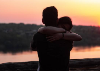 கட்டிப்பிடி வைத்தியம் மூலம் இலட்சக் கணக்கில் சம்பாதிகும் பெண்!