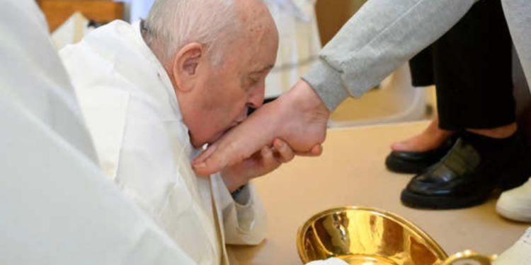 பெண் கைதிகளின் பாதங்களை கழுவி முத்தமிட்ட போப் பிரான்சிஸ்