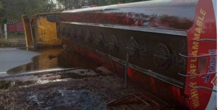 யாழில் தடம்புரண்ட வாகனம் நாசமான எரிபொருள்!