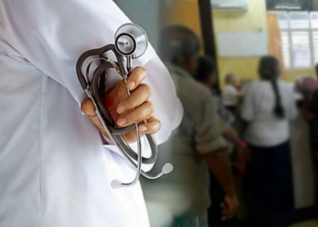 நோயாளர்களின் வீடுகளுக்கு சென்று மருத்துவம் பார்க்கும் வைத்தியர்கள்