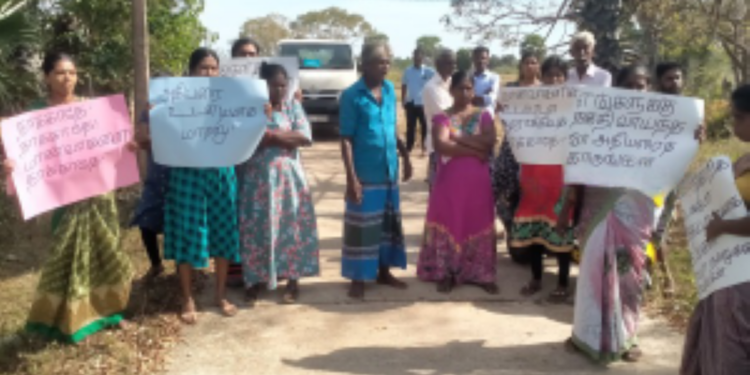 முல்லைத்தீவில் புதிய அதிபரை நியமிக்க கோரி போராட்டம் முன்னெடுப்பு!