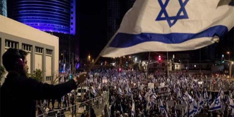 இஸ்ரேல் பிரதமருக்கு எதிராக போராட்டத்தில் குதித்துள்ள மக்கள்!