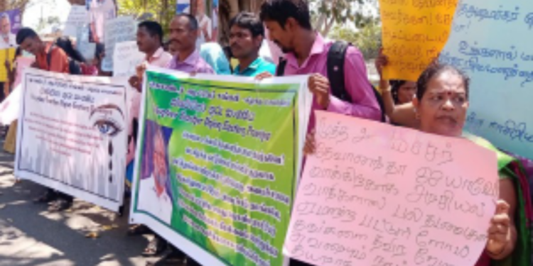 போராட்டத்தில் ஈடுபட்ட தொண்டர் ஆசிரியர்கள்