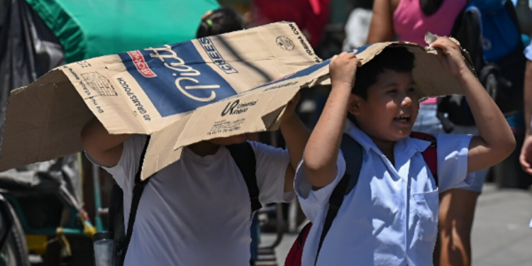 கடும் வெப்பநிலையால் மூடபட்டுள்ள நூற்றுக் கணக்கான பாடசாலைகள்