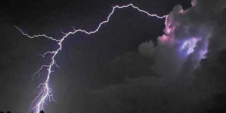 மின்னல் தாக்கியதால் உயிரிழந்த முதியவர்