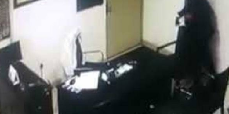 இளம் பெண்ணை வைத்தியர் பரிசோதனை செய்த போது ரகசியமாக எட்டிப் பார்த்த நபர்!