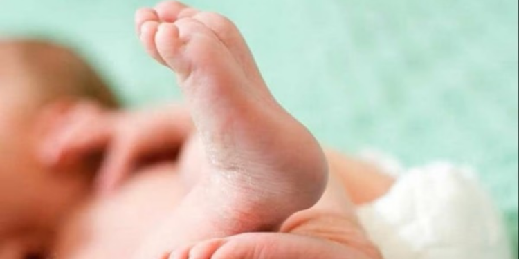 திடீரென வந்த பிரசவ வலி கடலில் குழந்தை பெற்றெடுத்த பெண்!