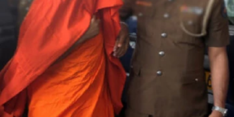 விகாரை ஒன்றில் பொலிசாருக்கு காத்திருந்த அதிர்ச்சி!