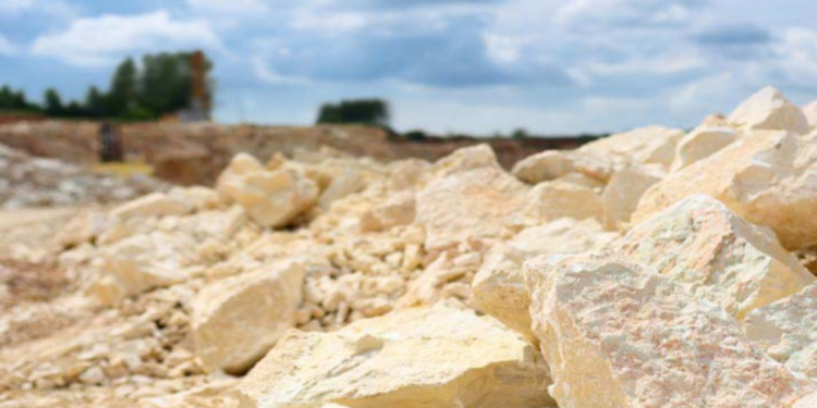 யாழில் ரகசியமாக அகழப்படும் சுண்ணக்கல்!