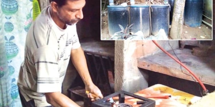 இலங்கையில் எரிவாயு தயாரிக்கும் இளைஞன்
