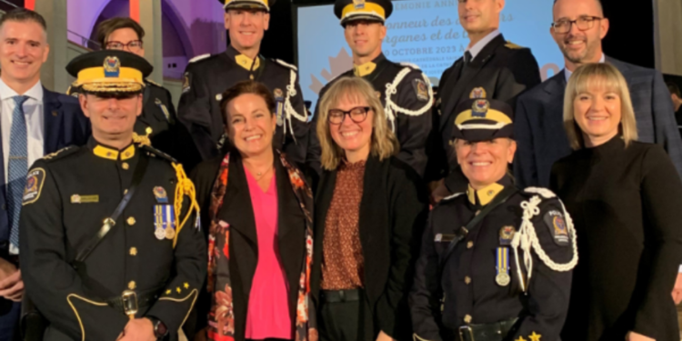 நெகிழ்ச்சியை ஏற்ப்படுத்திய கனேடிய பொலிஸ் உத்தியோகஸ்தரின் செயல்!