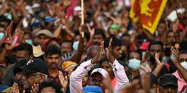 மே தின பேரணிக்காக கொழும்பு நோக்கி படையெடுக்கும் மக்கள்!