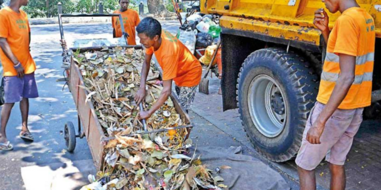 தொழிலாளர் தினத்திலும் பணியாற்றிய சுத்திகரிப்புத் தொழிலாளர்கள்
