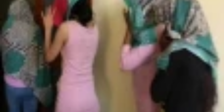 கொழும்பில் பணத்திற்காக பெண்களை விற்பனை செய்யும் சுற்றிவளைப்பு!