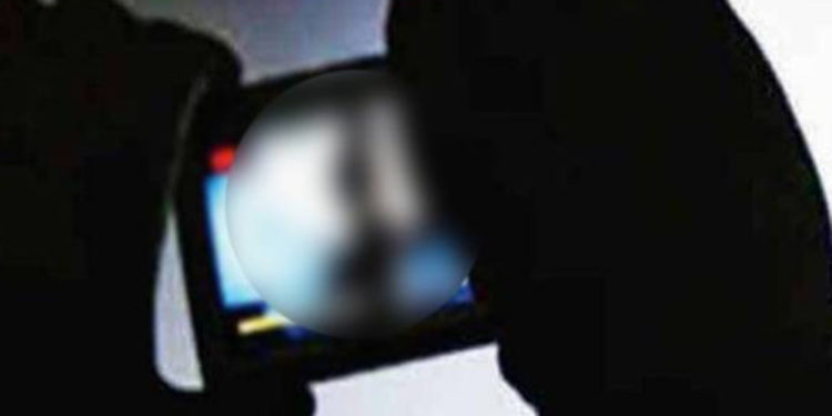 பல்கலை மாணவிகள் குளிப்பதை வீடியோ எடுத்த இளைஞன்