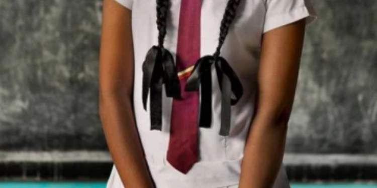 தந்தை வெளிநாட்டில் தாய் கண்டித்ததால் விபரீத முடிவெடுத்த மாணவி!