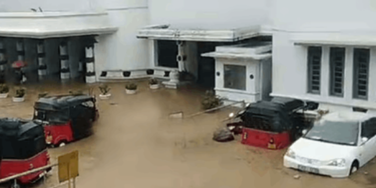 வெள்ளத்தில் மூழ்கிய தொடருந்து நிலையம்!