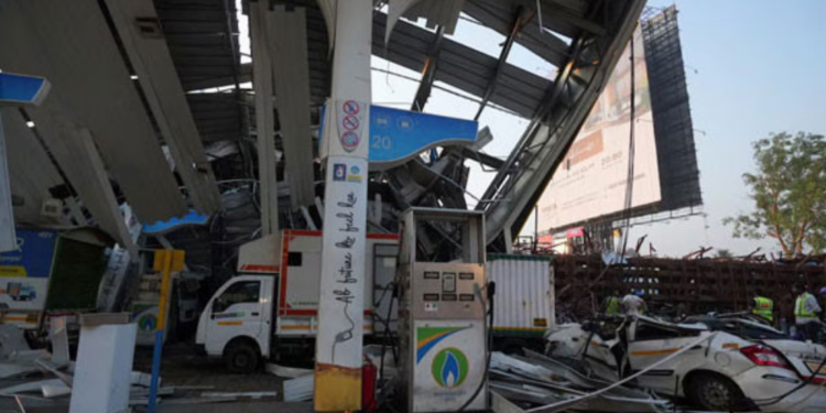 விளம்பரபலகை விழுந்ததில் 14 பேர் பலி!