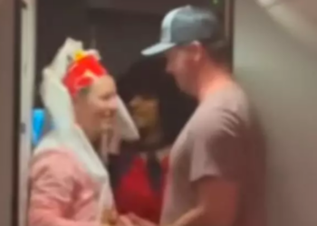 பறந்து கொண்டிருந்த விமானத்தில் திருமண ஒத்திகை!