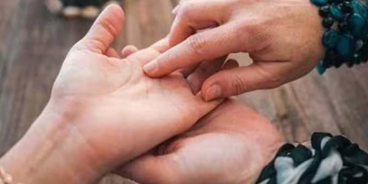 உள்ளங்கையில் இந்த ரேகை இருந்தால் நீங்க லட்சாதிபதி தான்