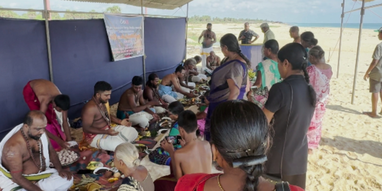 கண்ணீருடன் முள்ளிவாய்காலில் பிதிர்க்கடன் செய்யும் மக்கள்!