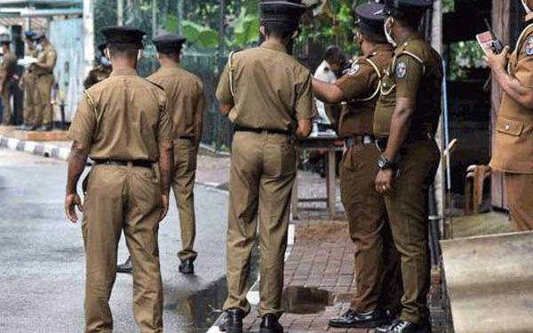 யாழில் பயங்கரம் வாள்வெட்டில் ஈடுபட்ட பொலிஸ் அதிகாரிகள்!