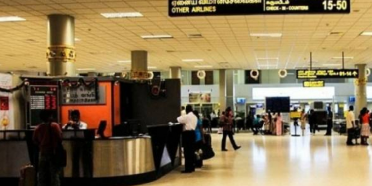 வெளிநாட்டு அரசியல்வாதி ஒருவர் கட்டுநாயக்காவில் அதிரடி கைது!