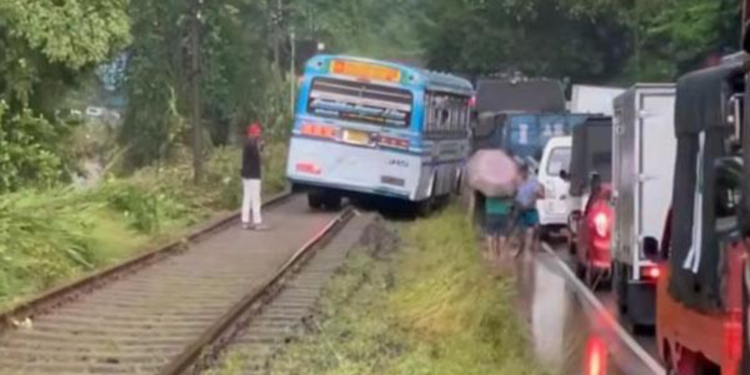 தண்டவாளத்தில் பேருந்தை செலுத்திய சாரதி கைது!