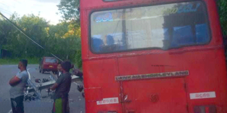 மின் கம்பத்தில் மோதி விபத்திற்குள்ளான பேருந்து!