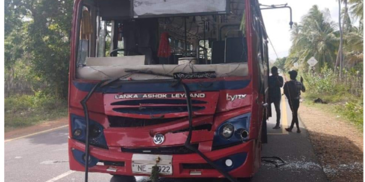 யாழில் விபத்திற்குள்ளான பேருந்து பயணிகள் மருத்துவமனையில்!