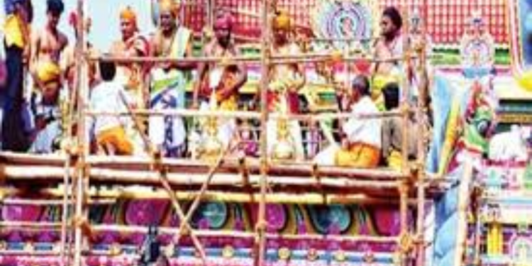 யாழ் கோவில் கும்பாபிசேகத்தில் மோசமான செயலில் ஈடுபட்ட பெண்!