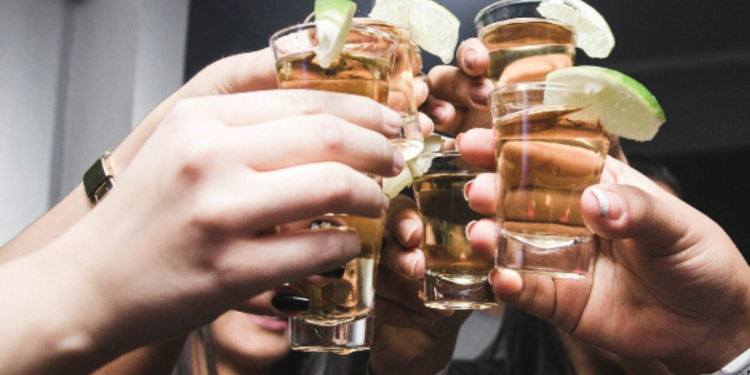 வீட்டில் மது விருந்து கொண்டாட்டம் 20 வயது பெண் வன்புணர்வு!